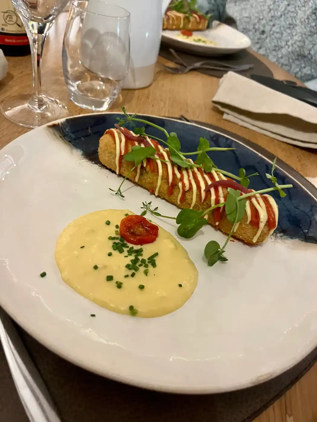 Dîner dans une atmosphère chaleureuse au pied du Donjon