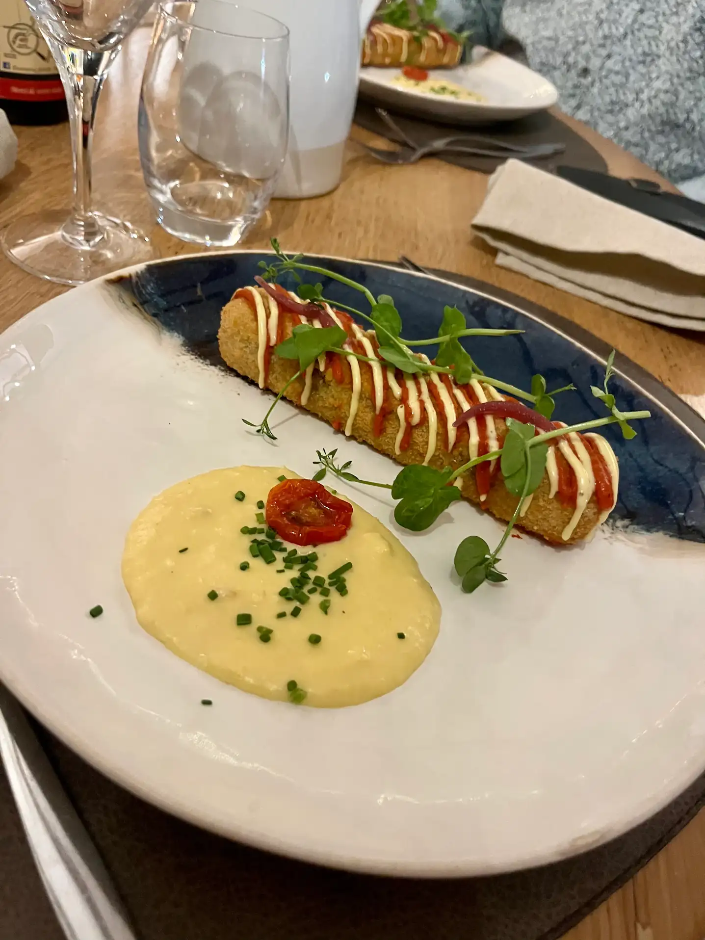 Dîner dans une atmosphère chaleureuse au pied du Donjon
