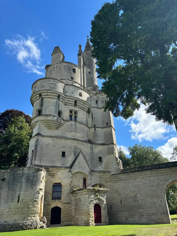 La tour et l'escalier du Donjon de Septmonts vus depuis la cour, à deux pas du restaurant La Louvière