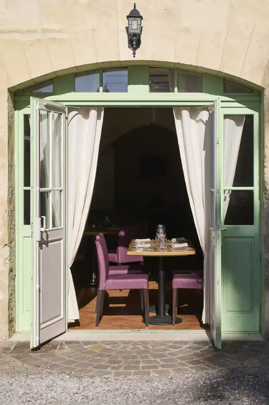 Entrée de la cour de restaurant La Louvière, restaurant de charme près de Soissons