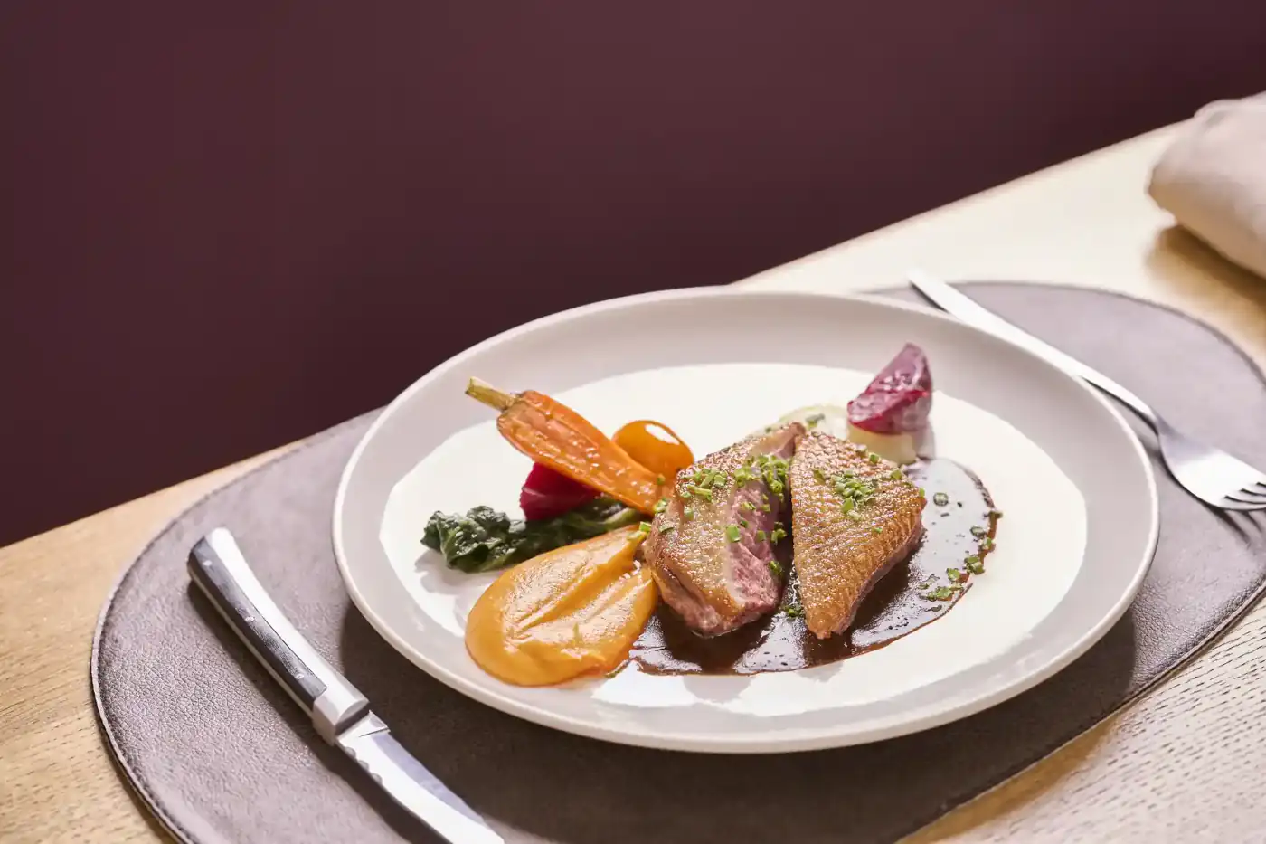Magret de canard et légumes de saison, plat signature de notre chef
