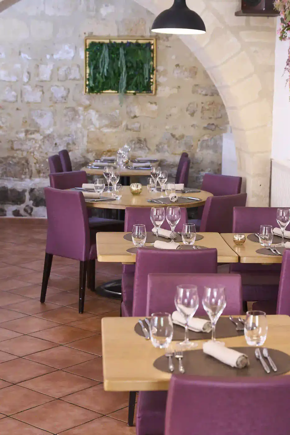 Salle intérieure aux voûtes historiques en pierre pour un repas convivial à Septmonts