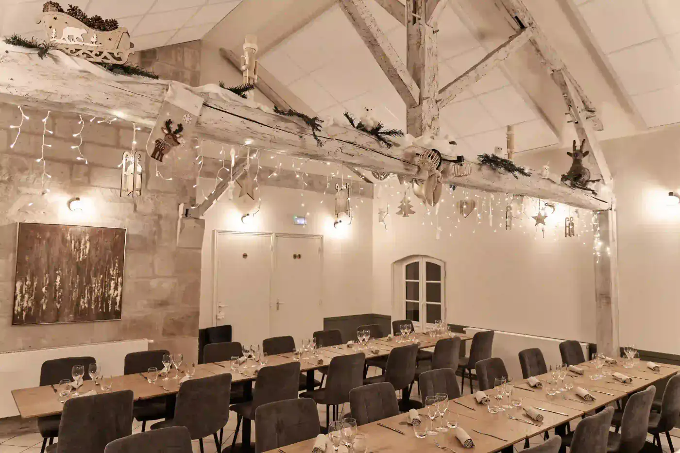 Salle intérieure aux voûtes historiques en pierre pour un repas convivial à Septmonts