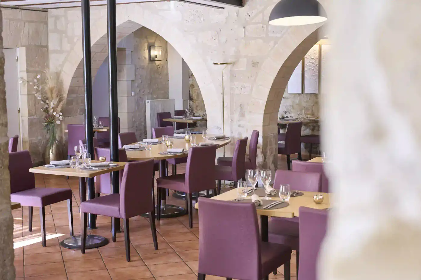 Salle intérieure aux voûtes historiques en pierre pour un repas convivial à Septmonts