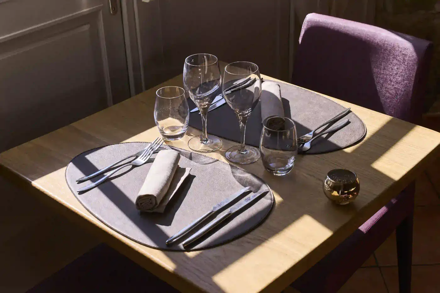 Table dressée au soleil à La Louvière